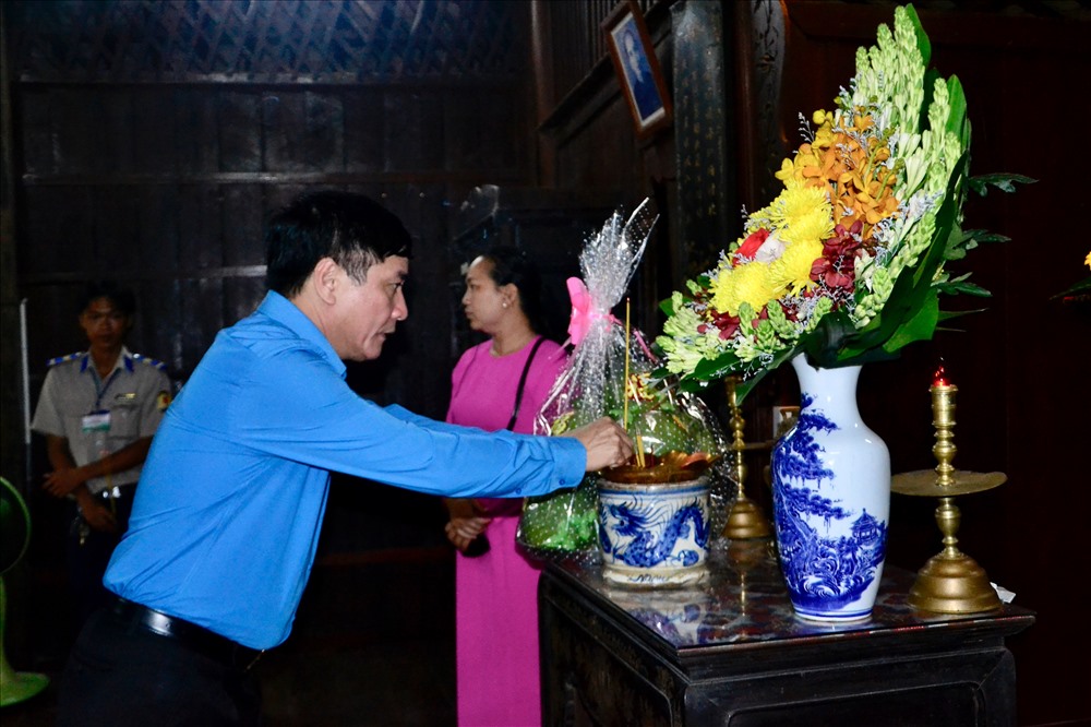 Chủ tịch Tổng LĐLĐVN Bùi Văn Cường dâng hương và thăm nhà sàn của Chủ tịch Tôn Đức Thắng. (Ảnh: Tùng Nhân)
