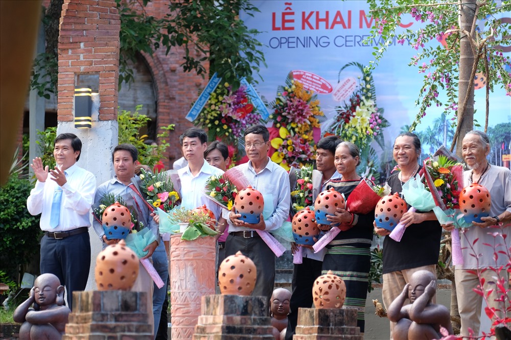 Ông Nguyễn Văn Sơn (ngoài cùng bên trái) - Phó Chủ tịch UBND TP Hội An trao hoa và quà lưu niệm cho các nghệ nhân tham gia Festival. (ảnh: Hoàng Vinh)