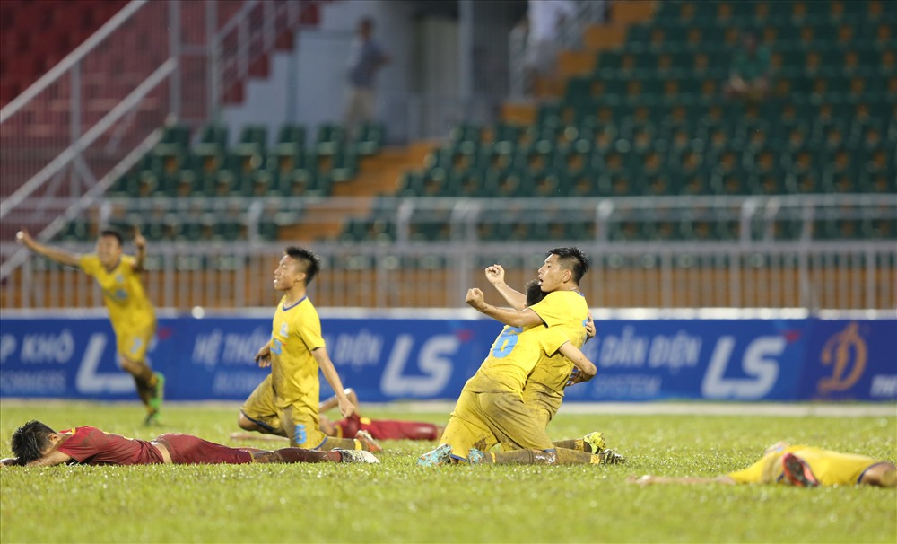 Các cầu thủ Khánh Hòa dổ gục xuống sân khi không thể lật ngược được tình thế và để thua với tỉ số 2-3 trước SLNA. 