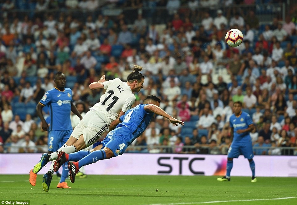 Nỗ lực đánh đầu của Bale (áo trắng) ở phút thứ 16. Ảnh: Reuters.