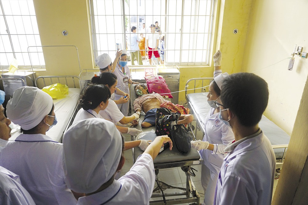 Đội ngũ Y, BS Bệnh viện Đa khoa Bạc Liêu tích cực cấp cứu các nạn nhân - Ảnh: HOÀNG HUY