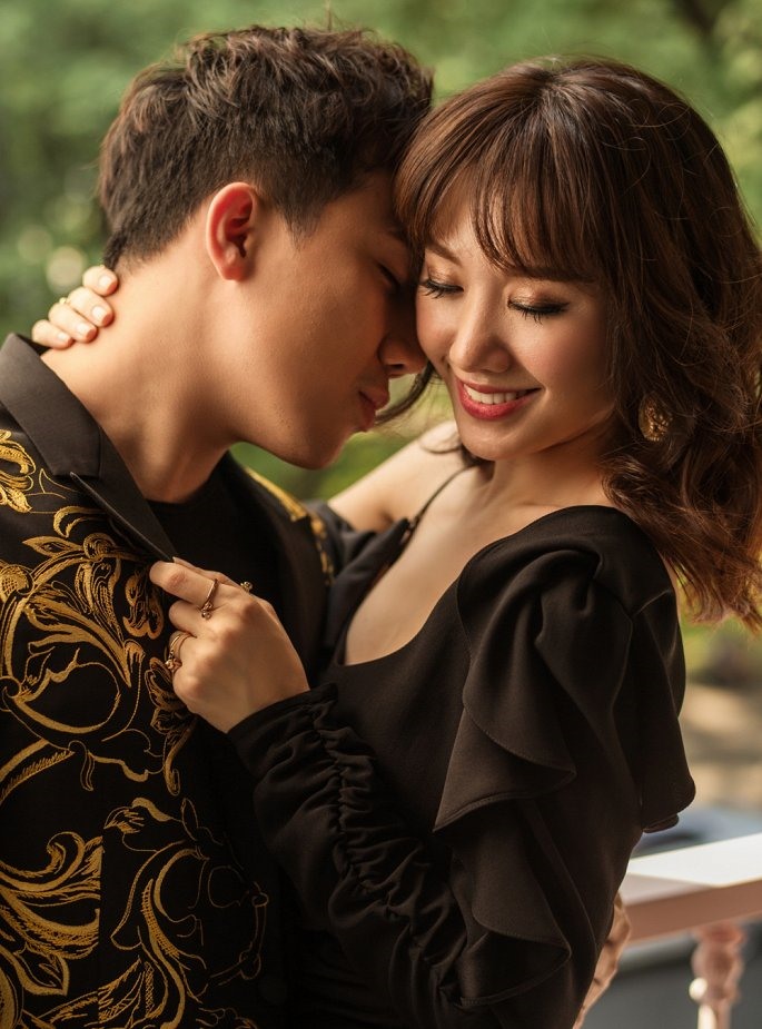 Trong bộ ảnh mới, khán giả không khỏi ghen tị bởi loạt khoảnh khắc “tình bể bình” của vợ chồng Trấn Thành - Hari Won. 