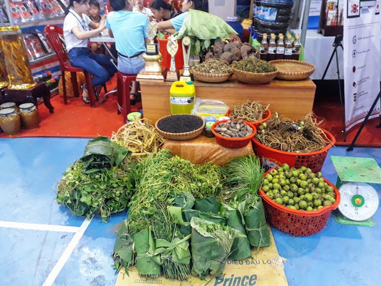 Những mặt hàng nông sản như mật ong, quế, rau quả, của các đồng bào dân tộc ở huyện Nam Trà My cũng được bày bán tại lễ hội. Đó là những sản vật thiên nhiên mà người dân nơi đây trồng và chăm bón.