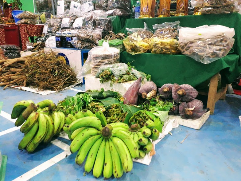 Những mặt hàng nông sản như mật ong, quế, rau quả, của các đồng bào dân tộc ở huyện Nam Trà My cũng được bày bán tại lễ hội. Đó là những sản vật thiên nhiên mà người dân nơi đây trồng và chăm bón.