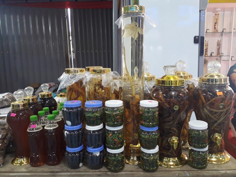 Những mặt hàng nông sản như mật ong, quế, rau quả, của các đồng bào dân tộc ở huyện Nam Trà My cũng được bày bán tại lễ hội. Đó là những sản vật thiên nhiên mà người dân nơi đây trồng và chăm bón.