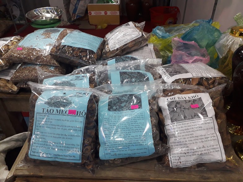 Những mặt hàng nông sản như mật ong, quế, rau quả, của các đồng bào dân tộc ở huyện Nam Trà My cũng được bày bán tại lễ hội. Đó là những sản vật thiên nhiên mà người dân nơi đây trồng và chăm bón.