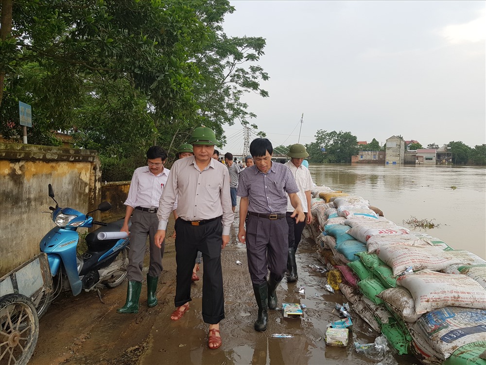 Tổng Cục trưởng Tổng cục PCTT Trần Quang Hoài trực tiếp kiểm tra công tác phòng chống lụt tại khu vực đê sông Bùi (Chương Mỹ, Hà Nội). Ảnh: Ngọc Hà