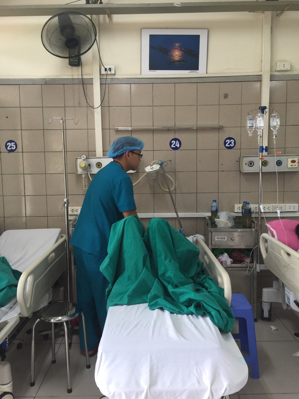 Bệnh nhân nữ ở Hưng Yên ngộ độc thuốc diệt cỏ đang điều trị tại Bệnh viện Bạch Mai