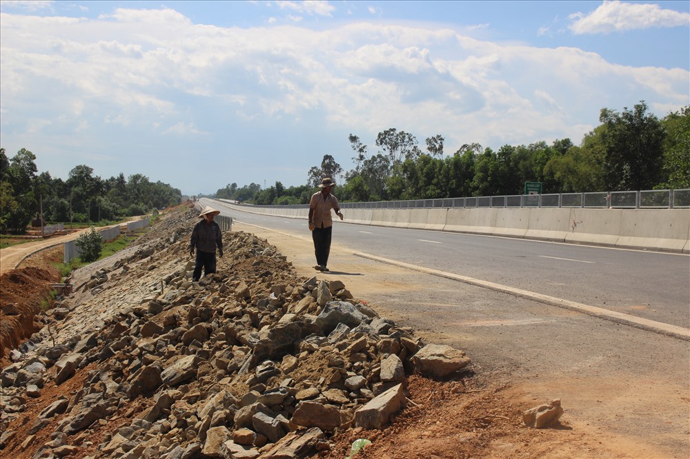 Công nhân đang làm các hạng mục phụ dọc tuyến đường cao tốc Đà Nẵng- Quảng Ngãi (đoạn qua huyện Núi Thành).