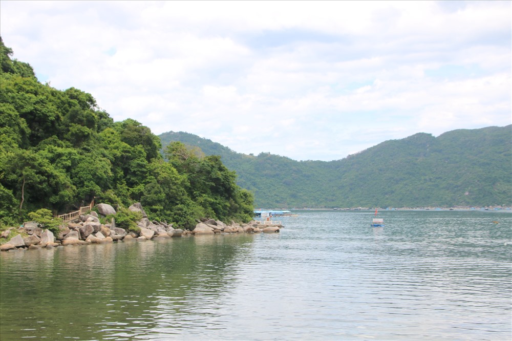 Vẻ đẹp nên thơ của Vũng Rô. Ảnh: Đ.Phùng