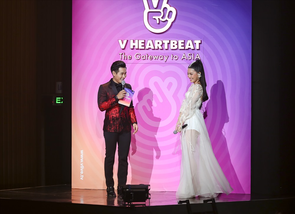 MC Nguyên Khang khiến khán giả phấn khích khi tung hứng với nữ ca sĩ Bích Phương. Ảnh: NVCC. 