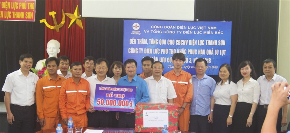 Lãnh đạo Công đoàn Điện lực VN tặng quà CNLĐ điện lực Thanh Sơn (Phú Thọ). Ảnh: P.T