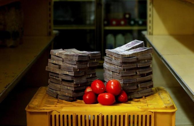 Một kg cà chua có giá 5 triệu bolivar.