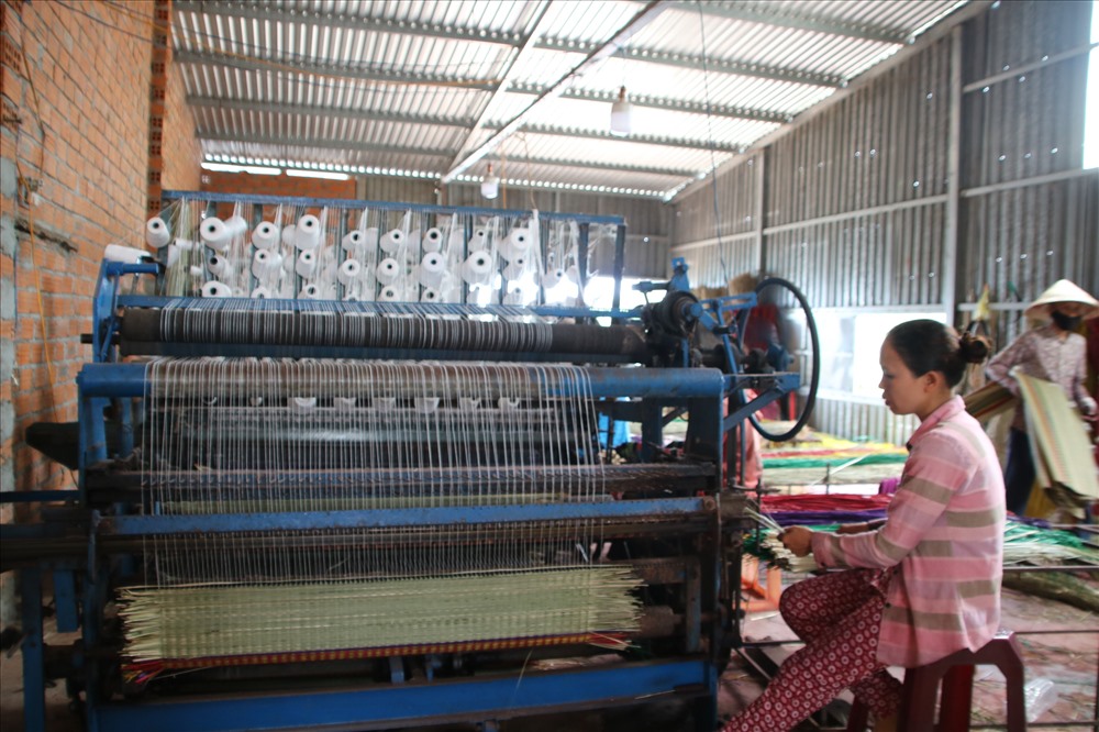 Nhiều gia đình đầu tư máy dệt để tăng năng suất sản phẩm. Ảnh: P.Nhơn