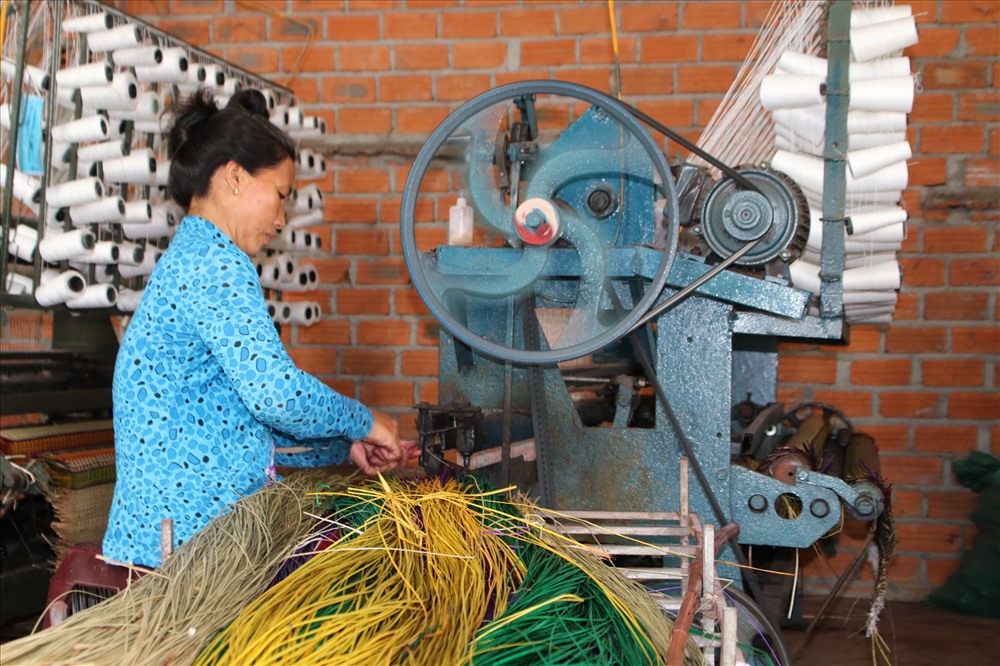 Phần lớn lao động tại làng là nữ. Ảnh: P.Nhơn