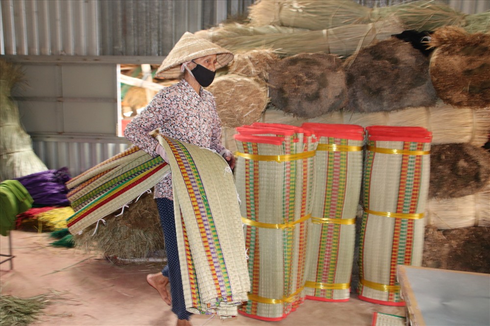 Chiếu cói được đem đi phơi. Ảnh: P.Nhơn