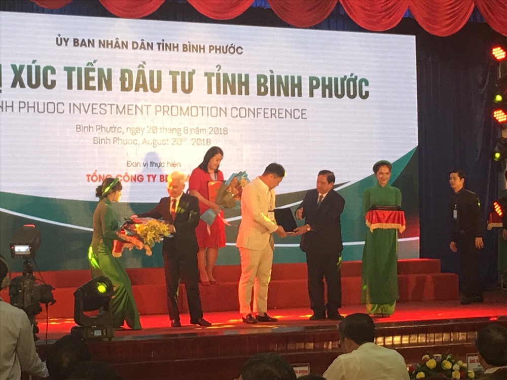 Lãnh đạo tỉnh Bình Phước trao giấy phép đầu tư cho các doanh nghiệp. Ảnh: C.H