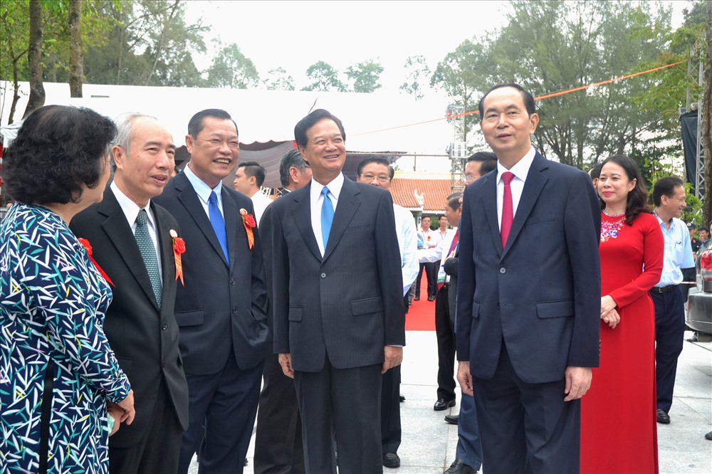 Buổi lễ vinh dự đón  Chủ tịch Nước Trần Đại Quang (đầu tiên, bên phải ảnh) cùng nhiều lãnh đạo cao cấp Đảng, Nhà nước đương nhiệm và nghỉ hưu. Ảnh: Lục Tùng