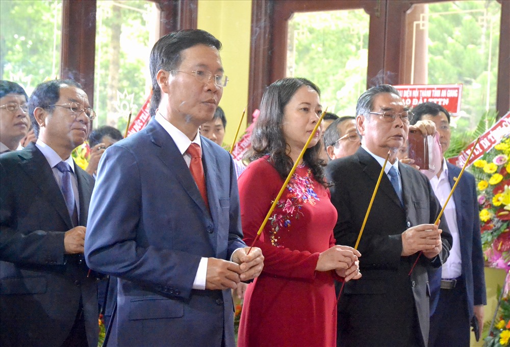Đồng chí Võ Văn Thưởng - Trưởng Ban Tuyên giáo Trung ương thành kính dâng hương lên bàn thờ Bác Tôn. Ảnh: Lục Tùng