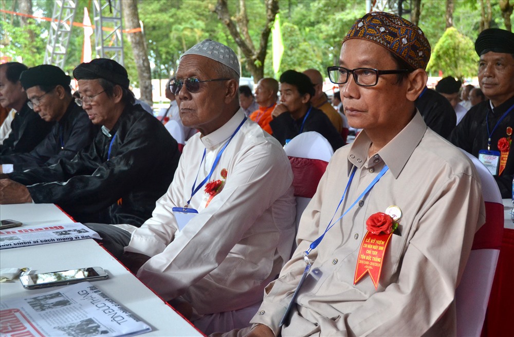 Buổi lễ cũng có sự hiện diện của đại diện 4 dân tộc chung sống trên vùng đất An Giang: Kinh, Hoa, Chăm và Khmer. Ảnh: Lục Tùng