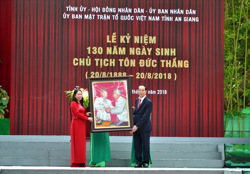 Chủ tịch Nước tặng bức tranh quý hình Bác Hồ và Bác Tôn cho tỉnh An Giang. Ảnh: Lục Tùng