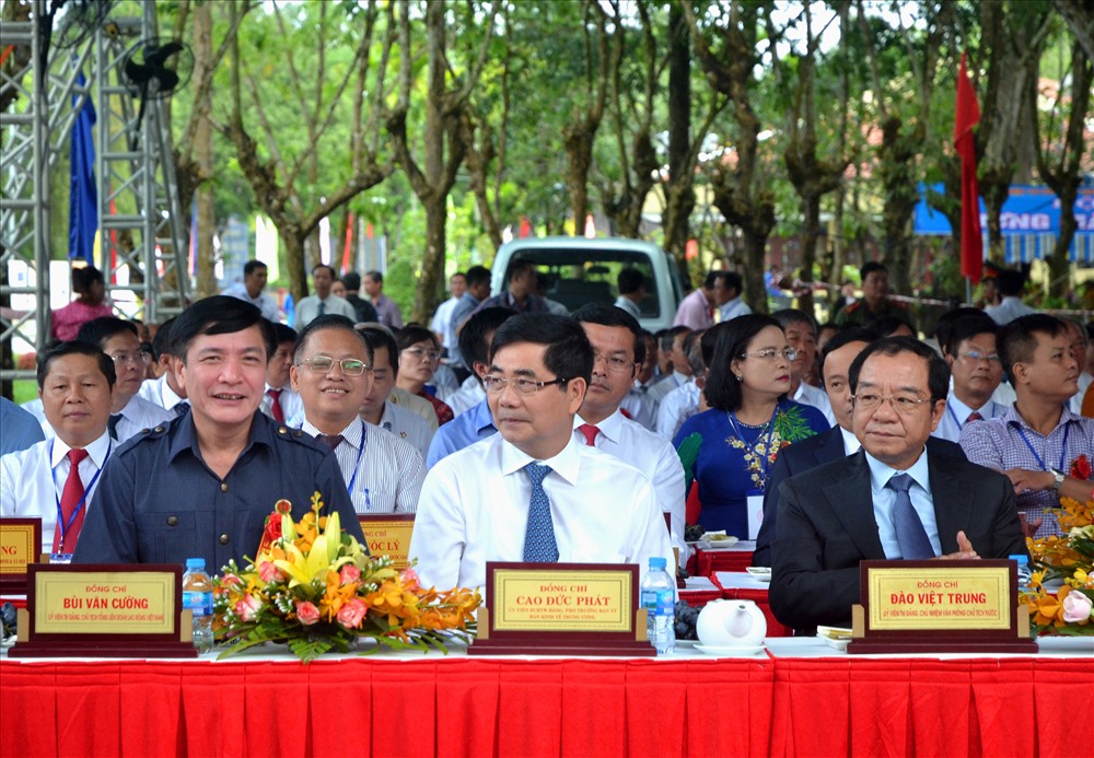 Đồng chí Bùi Văn Cường  (đầu tiên trái sang) - Chủ tịch Tổng LĐLĐVN đại diện cho tổ chức Công đoàn Việt Nam đến dự lễ. Ảnh: Lục Tùng