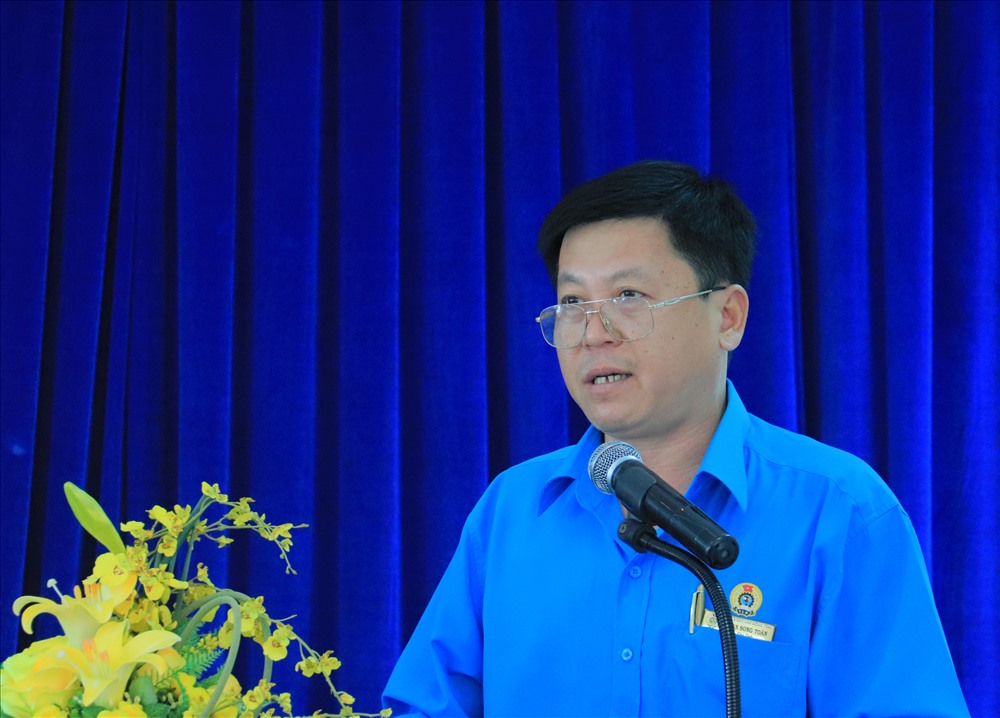 Đồng chí Phan Song Toàn – Chủ tịch LĐLĐ tỉnh Bến Tre báo cáo về hoạt động công đoàn tỉnh 7 tháng đầu năm 2018 (ảnh: Tr.L)