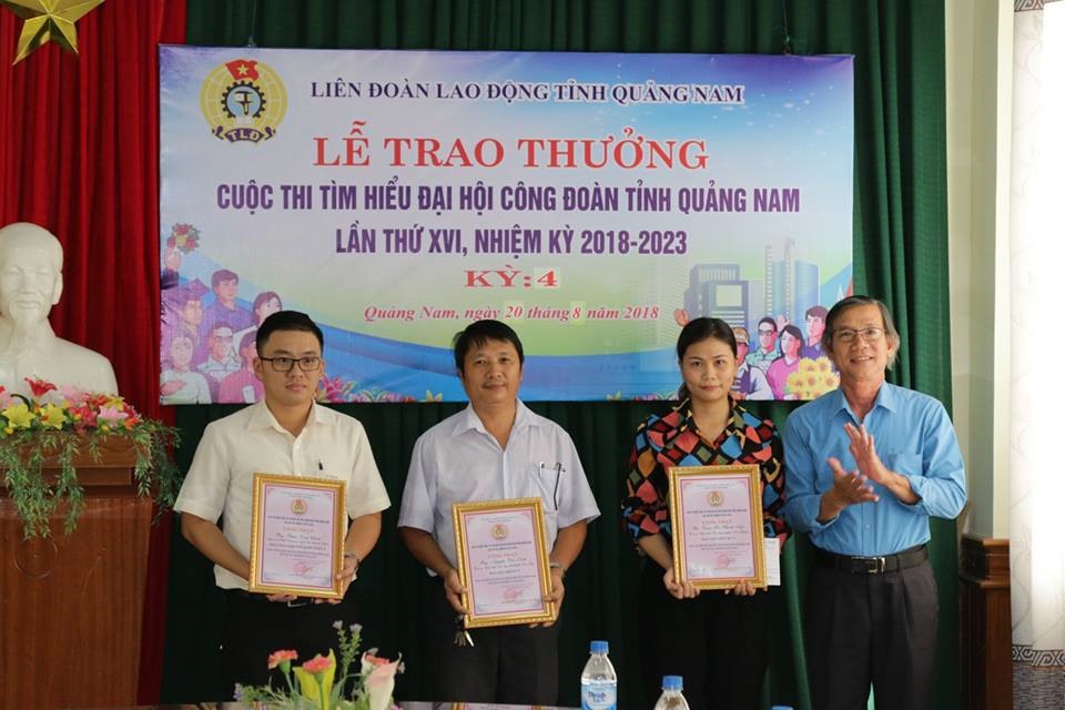 Đồng chí Phan Minh Á, Phó Chủ tịch Thường trực LĐLĐ tỉnh Quảng Nam trao thưởng cho các thí sinh đoạt giải trong kỳ 4. Ảnh: Công Huy