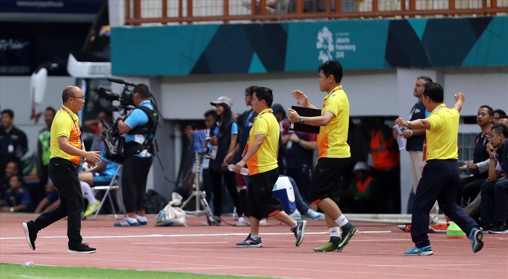 HLV Park và ban huấn luyện ăn mừng khi Quang Hải ghi bàn. Ảnh: Đ.Đ