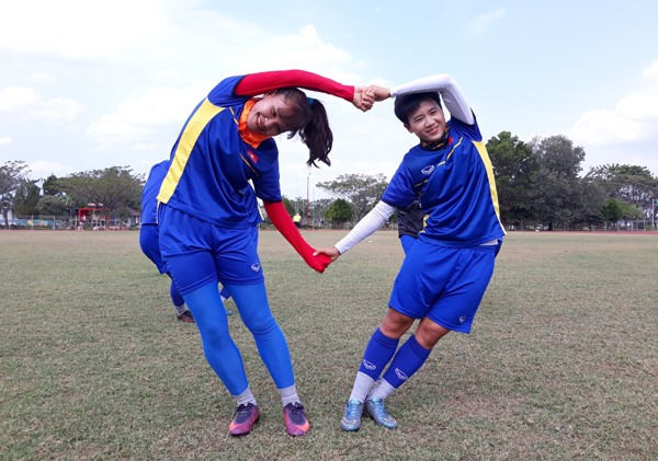 Các tuyển thủ nữ Việt Nam tập luyện với tinh thần thoải mái và hưng phấn để sẵn sàng đối đầu với Nhật Bản. Ảnh: VFF