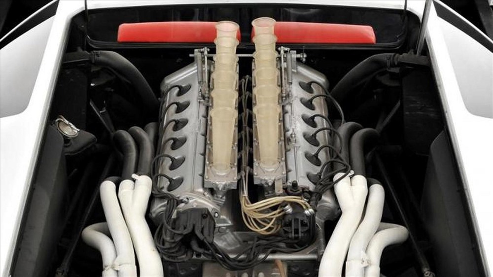 Dùng chung khung gầm với chiếc xe đua 512S cùng thiết kế đầy tính khí động học, 512S Modulo được trang bị động cơ V12 5.0L sản sinh công suất 550 mã lực.
