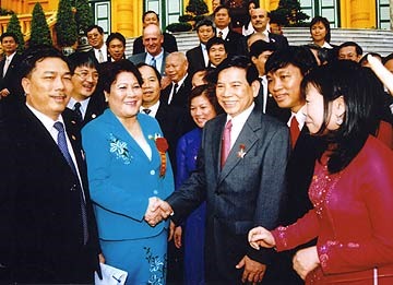 Bà Võ Thị Thanh, Chủ tịch HĐQT, người mặc bộ đồ xanh từng được vinh danh 100 doanh nhân tiêu biểu của cả nước. 