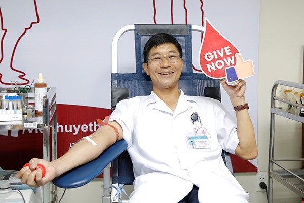 Bác sĩ Trần Ngọc Quế tham gia hiến máu. Ảnh: BVCC