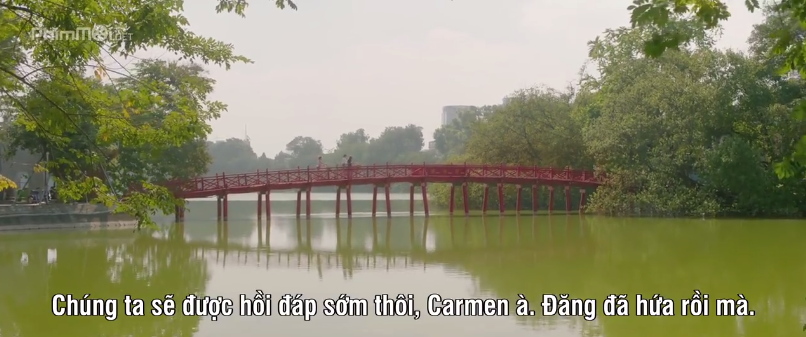 Cầu Thê Húc - biểu tượng quen thuộc của Hà Thành. Ảnh: Cắt từ bộ phim