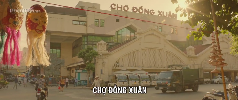 Chợ Đồng Xuân cũng xuất hiện trong bộ phim. Ảnh; Cắt từ bộ phim