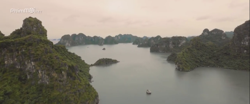 Vịnh Hạ Long uy nghi, hùng vĩ. Ảnh: Cắt từ bộ phim