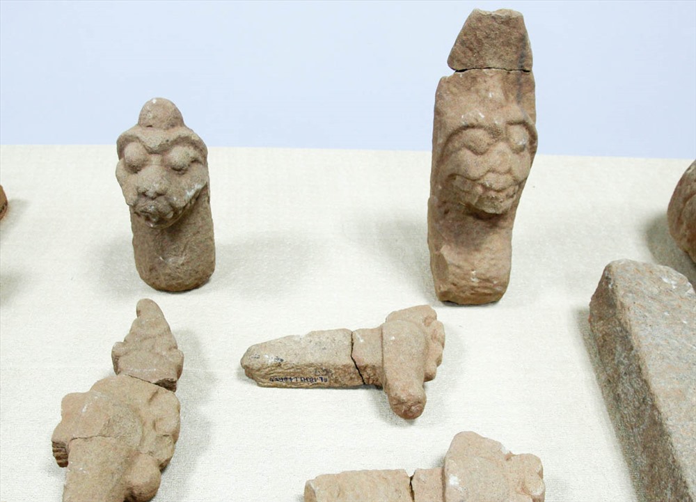 Nhiều hiện vật khác được tìm thấy tại nơi khai quật. (ảnh: Hoàng Vinh) 