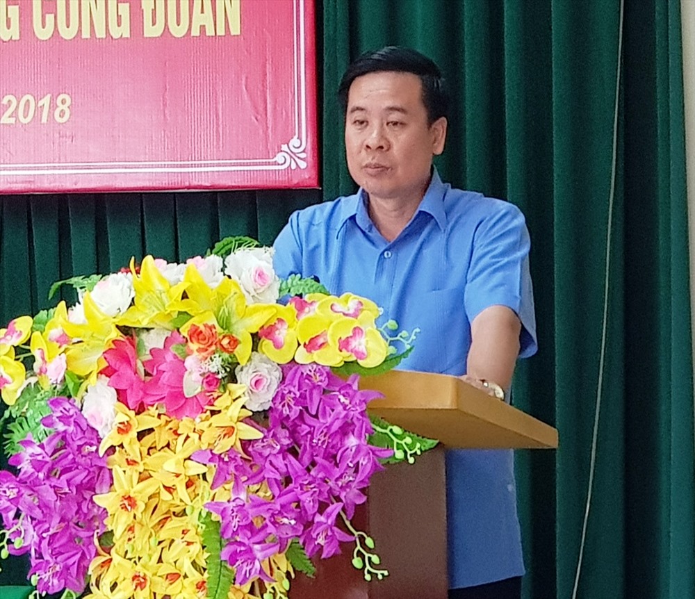 Đồng chí Dương Đức Khanh, Ủy viên BCH Tổng LĐLĐ Việt Nam, Chủ tịch LĐLĐ tỉnh Ninh Bình phát biểu tại hội nghị. Ảnh: NT