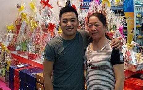 Nhà văn Nguyễn Ngọc Thạch và mẹ. 