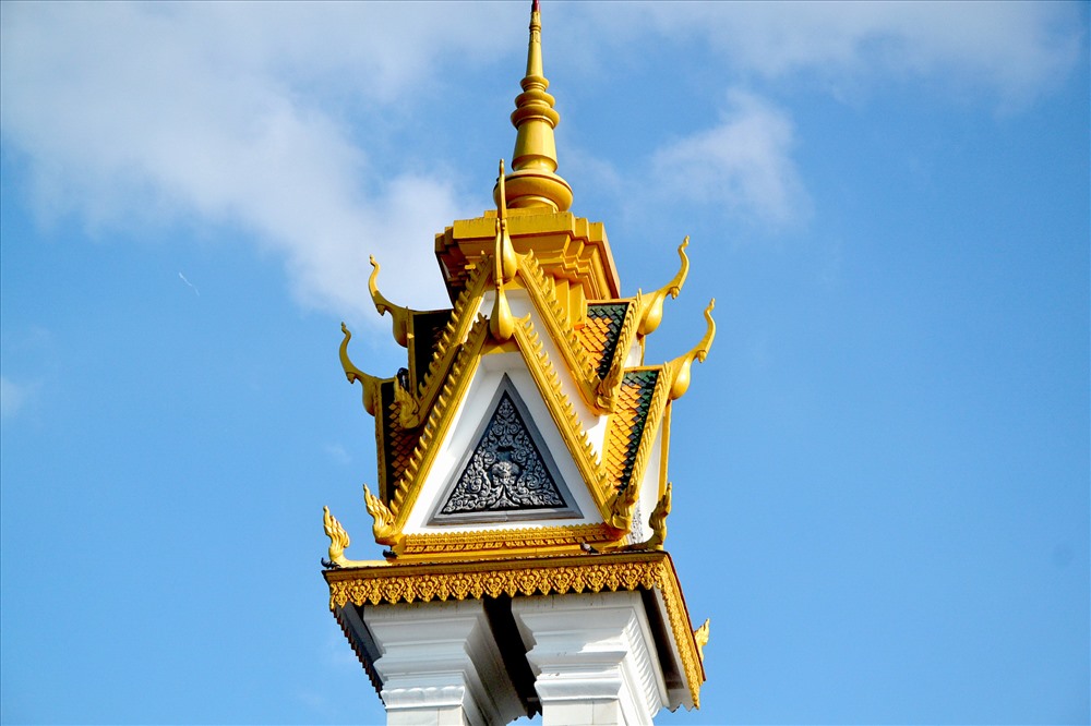 Nhưng vẫn toát lên vẻ mềm mại của kiến trúc đặc thù đất nước Chùa Tháp. Ảnh: Lục Tùng