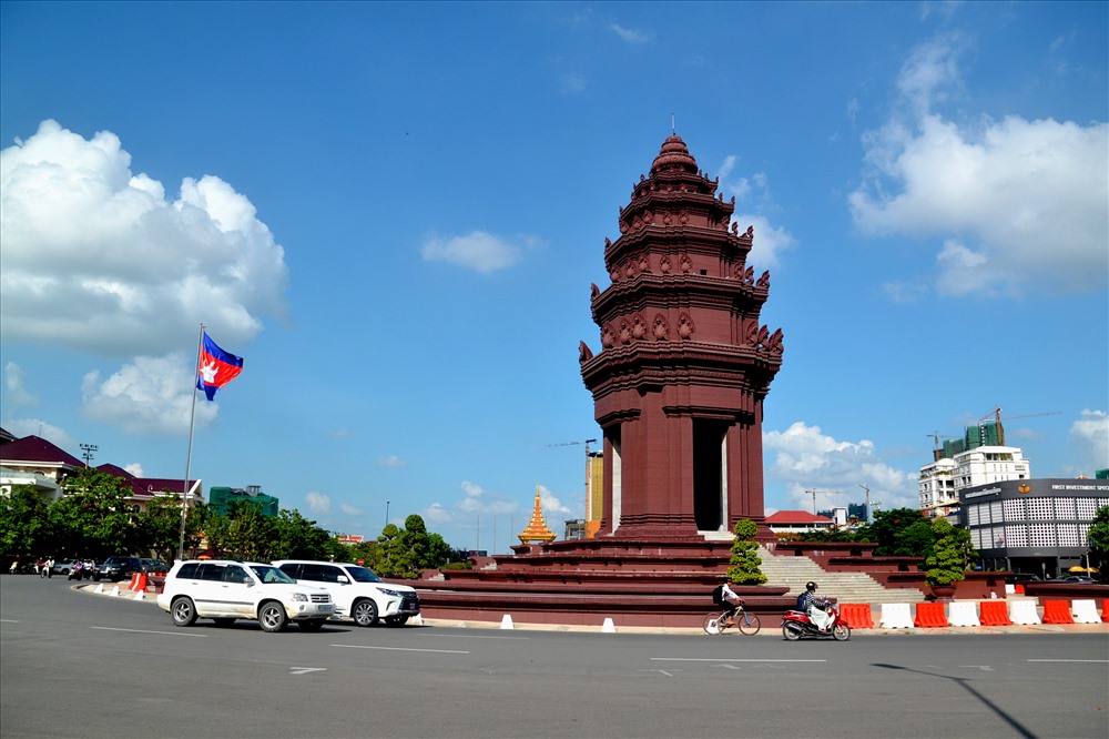 Cách đó không xa là Tượng đài Độc lập. Ảnh: Lục Tùng