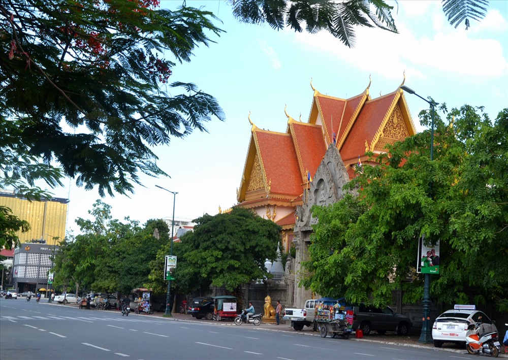 và công trình chùa Nam tông hoành tráng và cổ kính. Ảnh: Lục Tùng