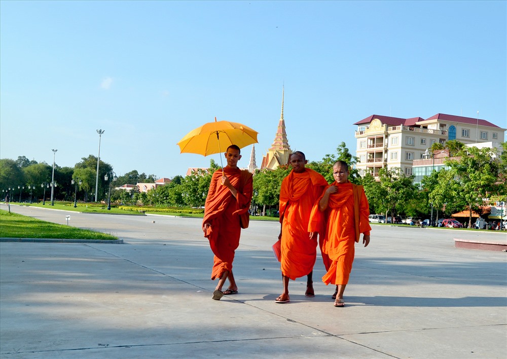 Quang cảnh thanh bình xung quanh Đài Hữu nghị. Ảnh: Lục Tùng