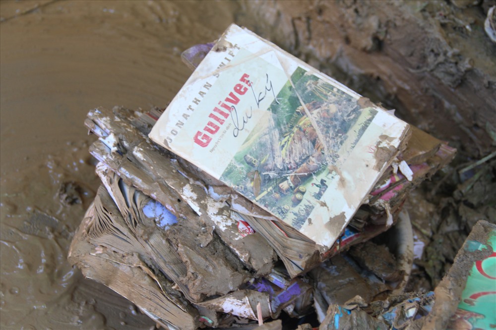 Nhiều sách vở, đồ dùng dạy học không thể sử dụng lại được vì bùn đất 