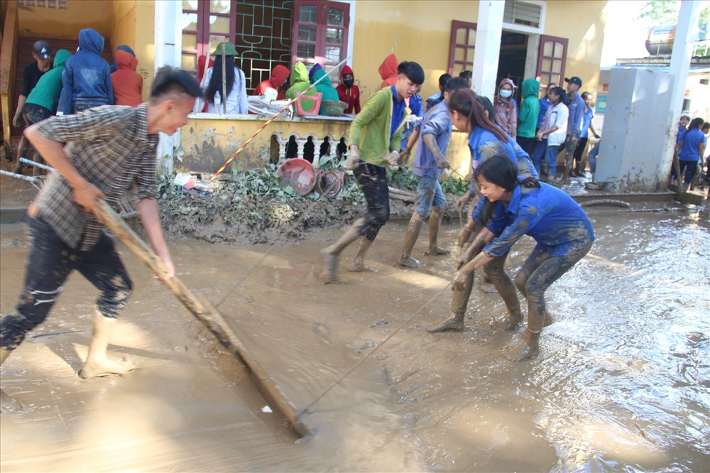 Công tác đẩy bùn đất được giáo viên, học sinh gồng mình khắc phục