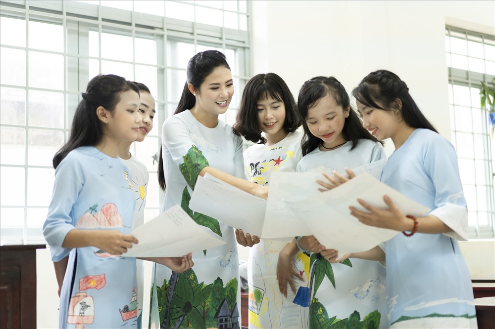 Hoa hậu Ngọc Hân dành tặng bộ sự tập áo dài đặc biệt trong sự kiện bảo vệ môi trường tại Phú Quốc.  
