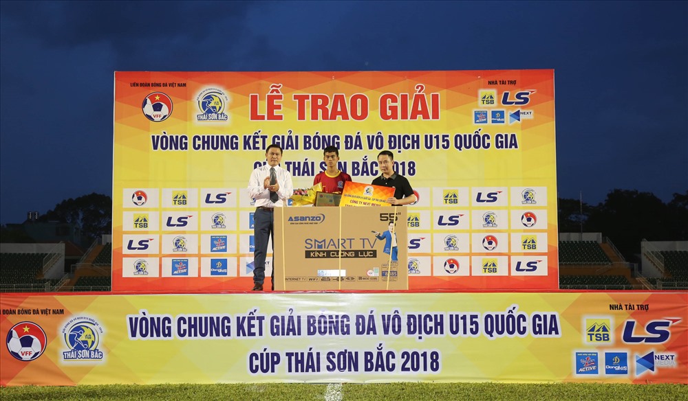 Danh hiệu Cầu thủ xuất sắc thuộc về đội trưởng Văn Khang  của Viettel.
