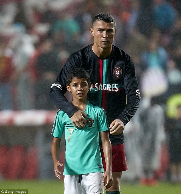 CR7 và con trai Cristiano Ronaldo Junior trong một trận giao hữu ở Lisbon. Ảnh: Getty Images.