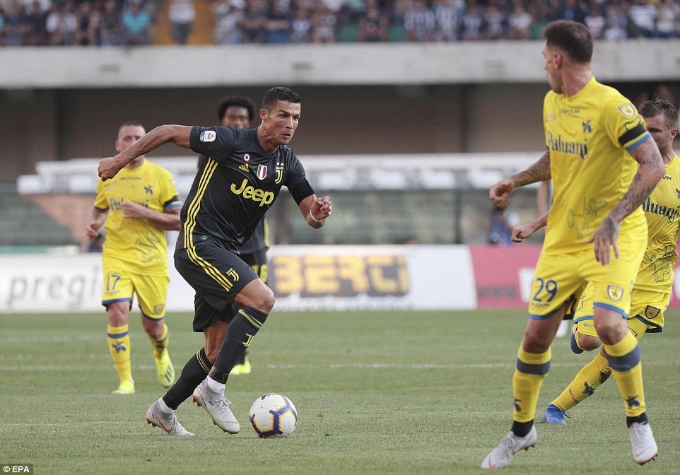 Cristiano Ronaldo tỏ rõ sự quyết tâm trong cuộc đấu với Chievo. Ảnh: EPA.