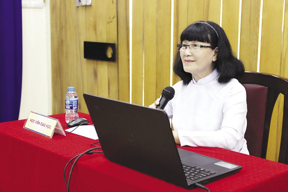 Bà Hoàng Mai trong lúc bảo vệ luận văn Thạc sĩ Ảnh: NVCC